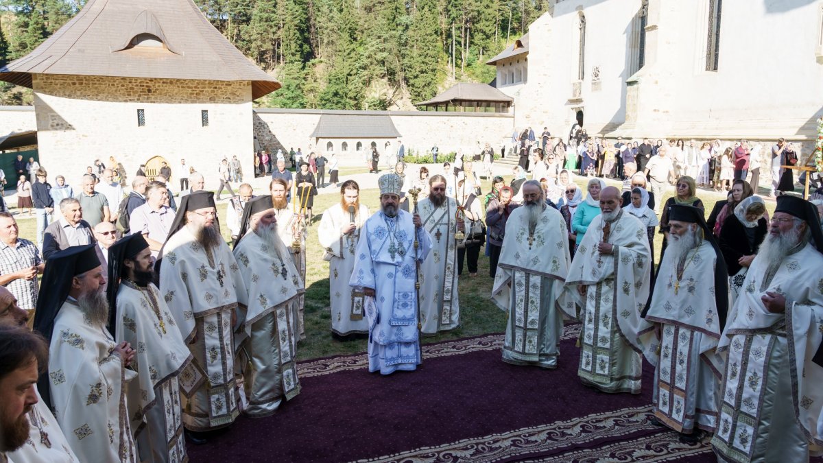 Bucurie duhovnicească la hramul Mănăstirii Bistrița – Neamț