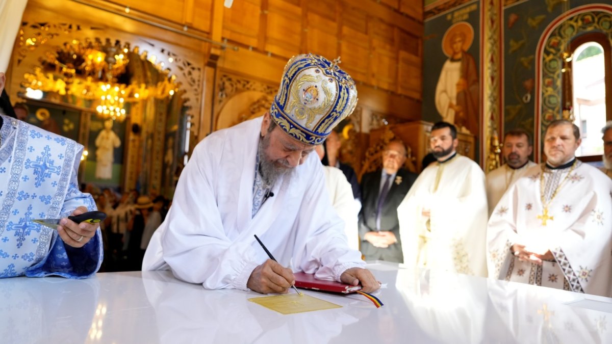 Biserica Mănăstirii Turnu Roșu a primit veşmântul harului