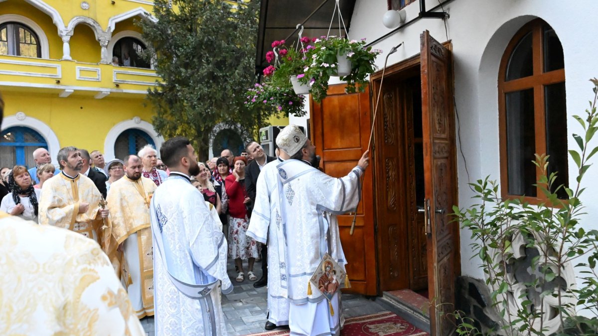 Popasuri de slujire şi rugăciune la biserici din Episcopia Caransebeşului