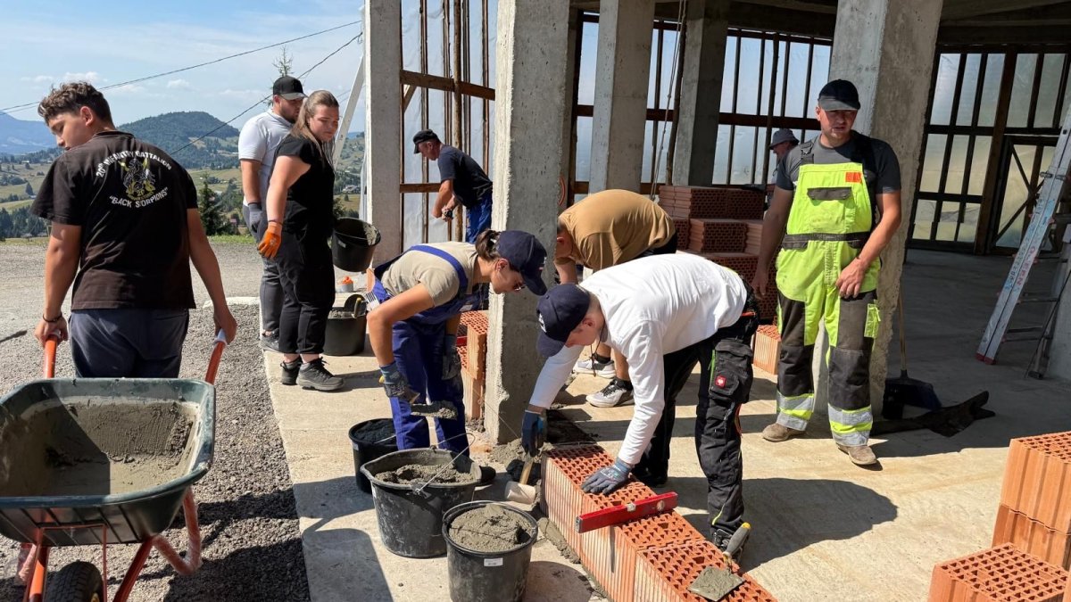 Voluntari români și germani într‑o tabără de lucru la Mănăstirea Piatra Fântânele