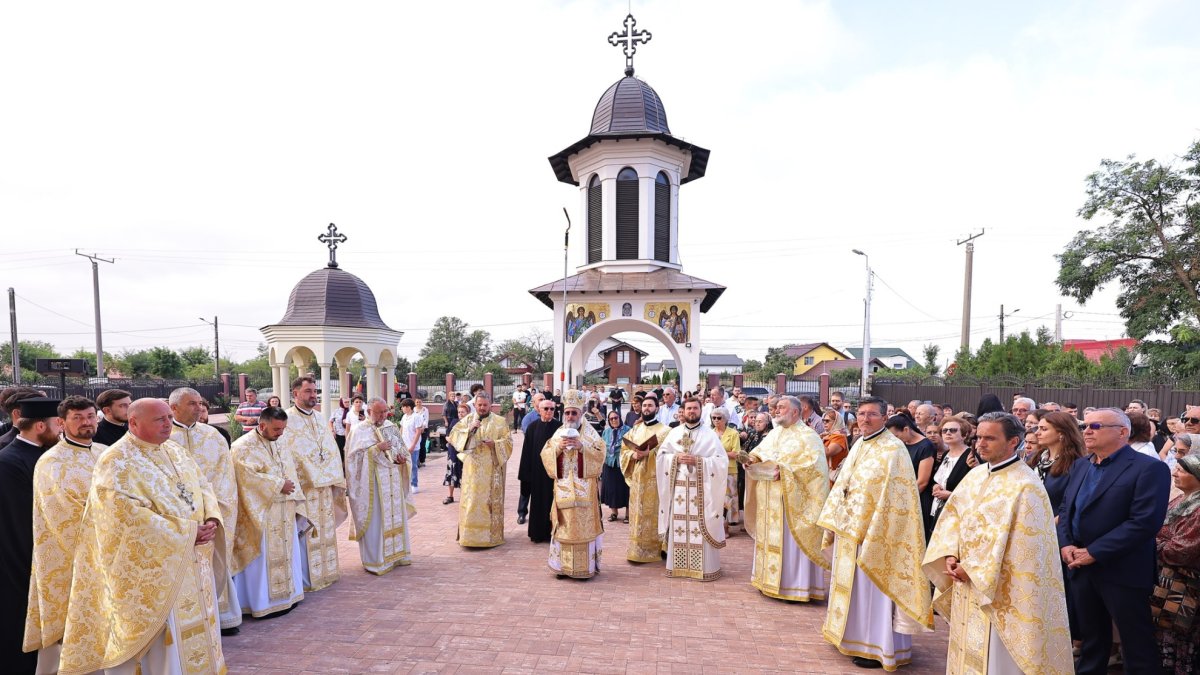 Biserica parohiei buzoiene Focșănei a primit veșmântul sfințeniei