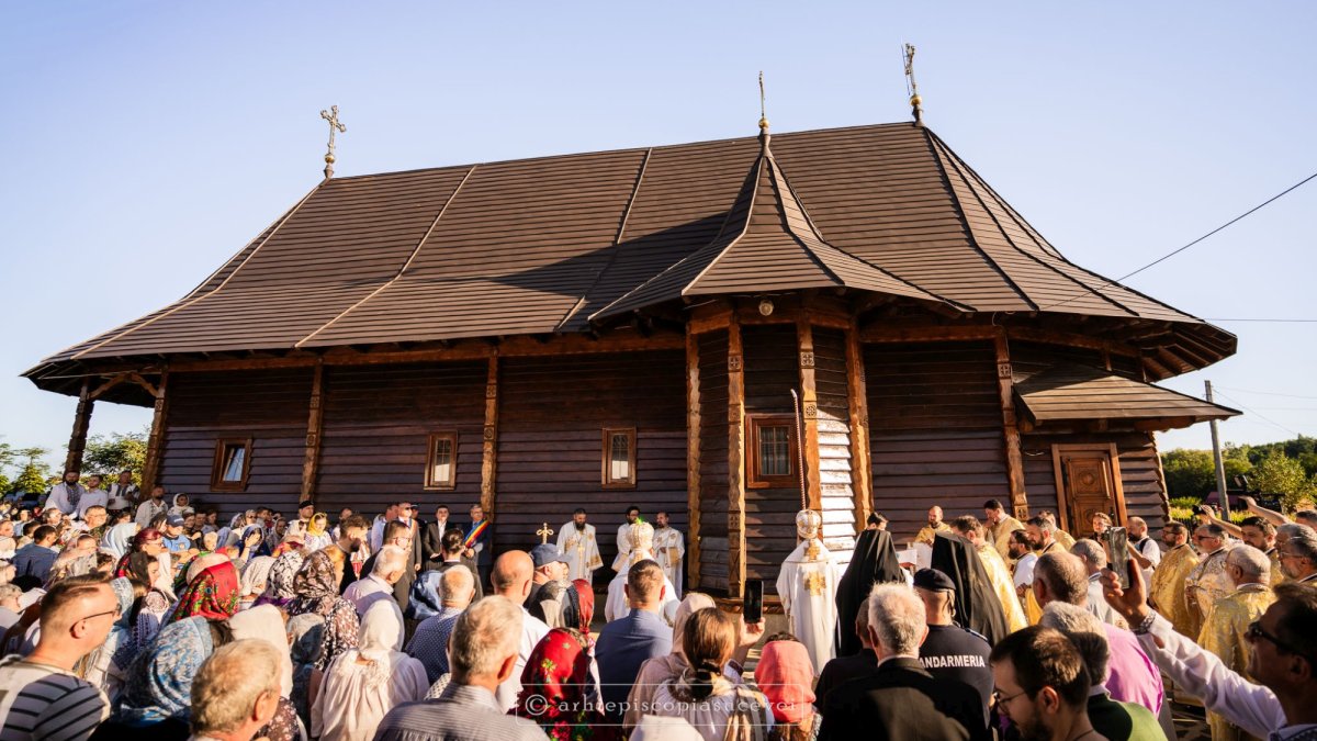 Biserica din Mesteceni, înnoită la un veac de la aducerea ei în sat