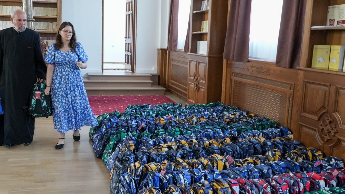Peste 3.000 de copii din judeţele Galaţi şi Brăila primesc ghiozdane
