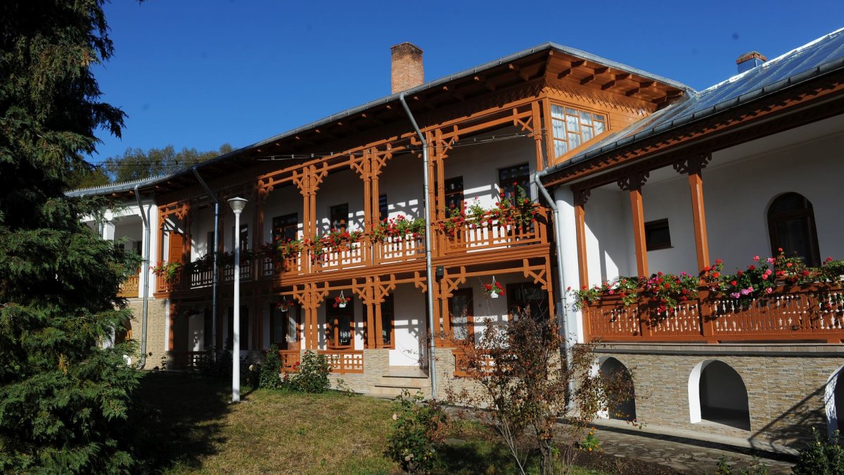 Cântecul amintirii și neuitării cărturarului în toposul sacru al Văratecului