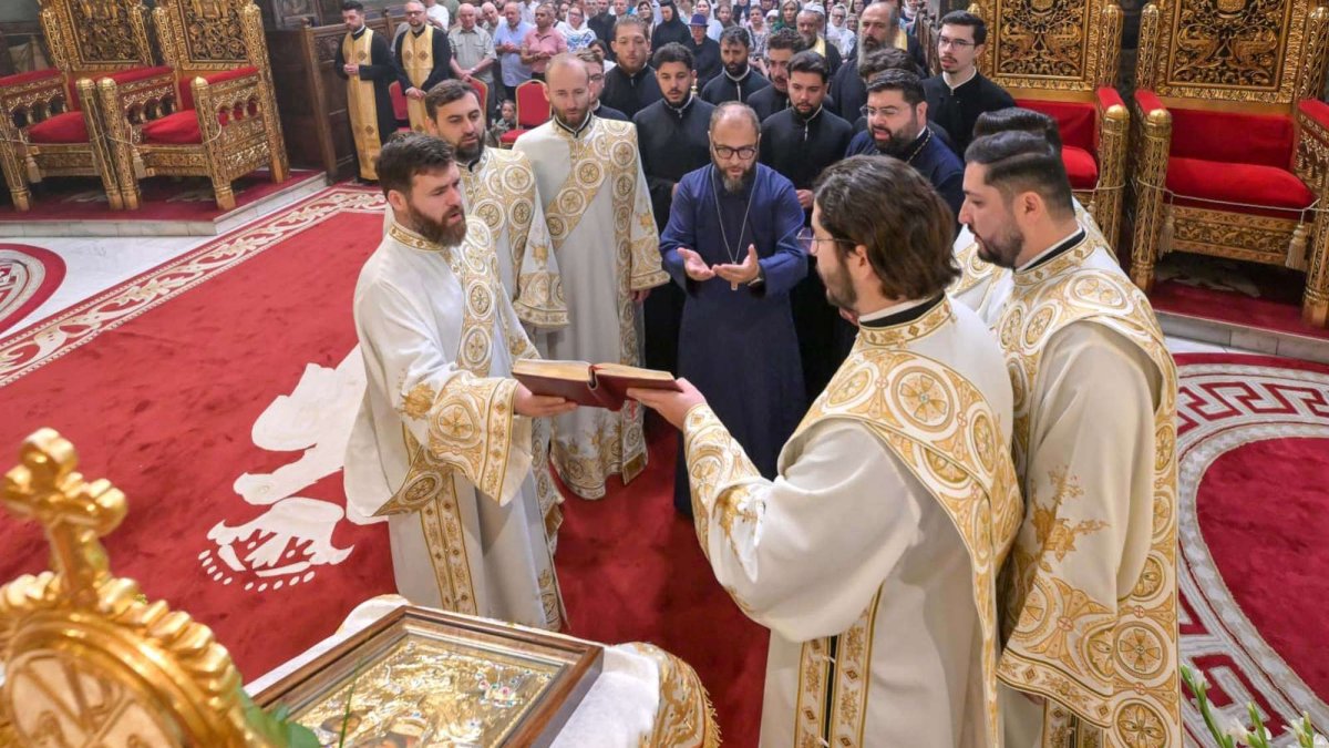 Dicționar teologic: axion, baldachin, bederniță