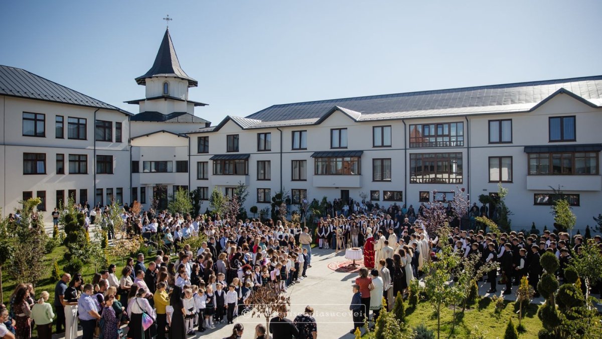 Emoții de început de an la Liceul Teologic „Mitropolitul Dosoftei” Suceava