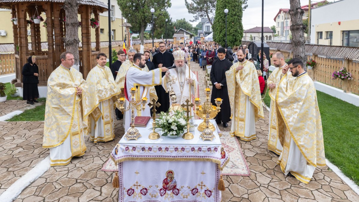 Paraclisul unui centru de îngrijire ilfovean a primit veșmântul harului
