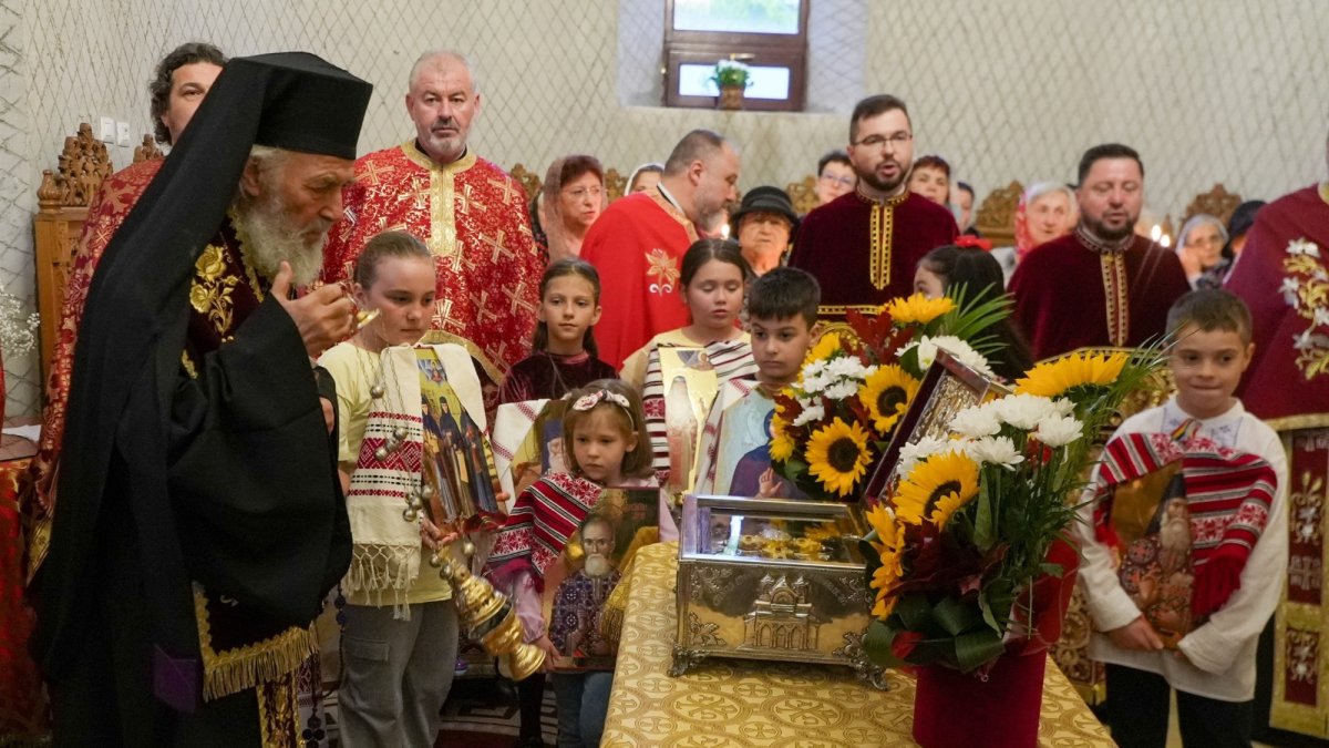 Cinstirea lemnului de viață făcător în biserici gălățene