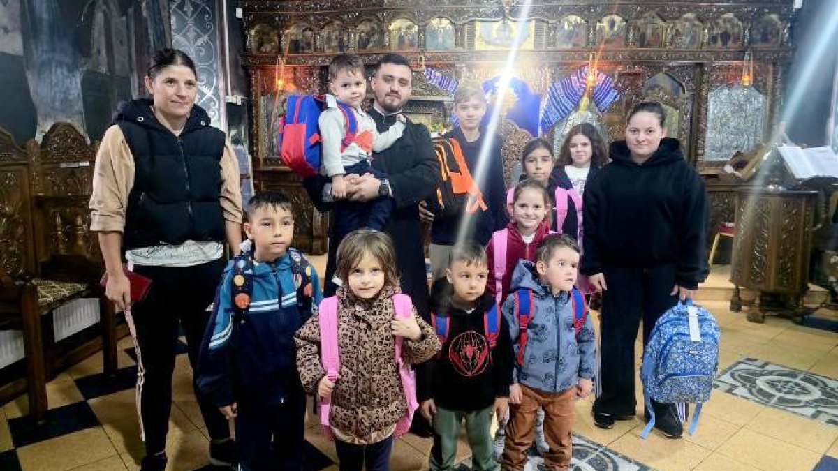 54 de elevi ialomițeni sprijiniți cu articole vestimentare și rechizite