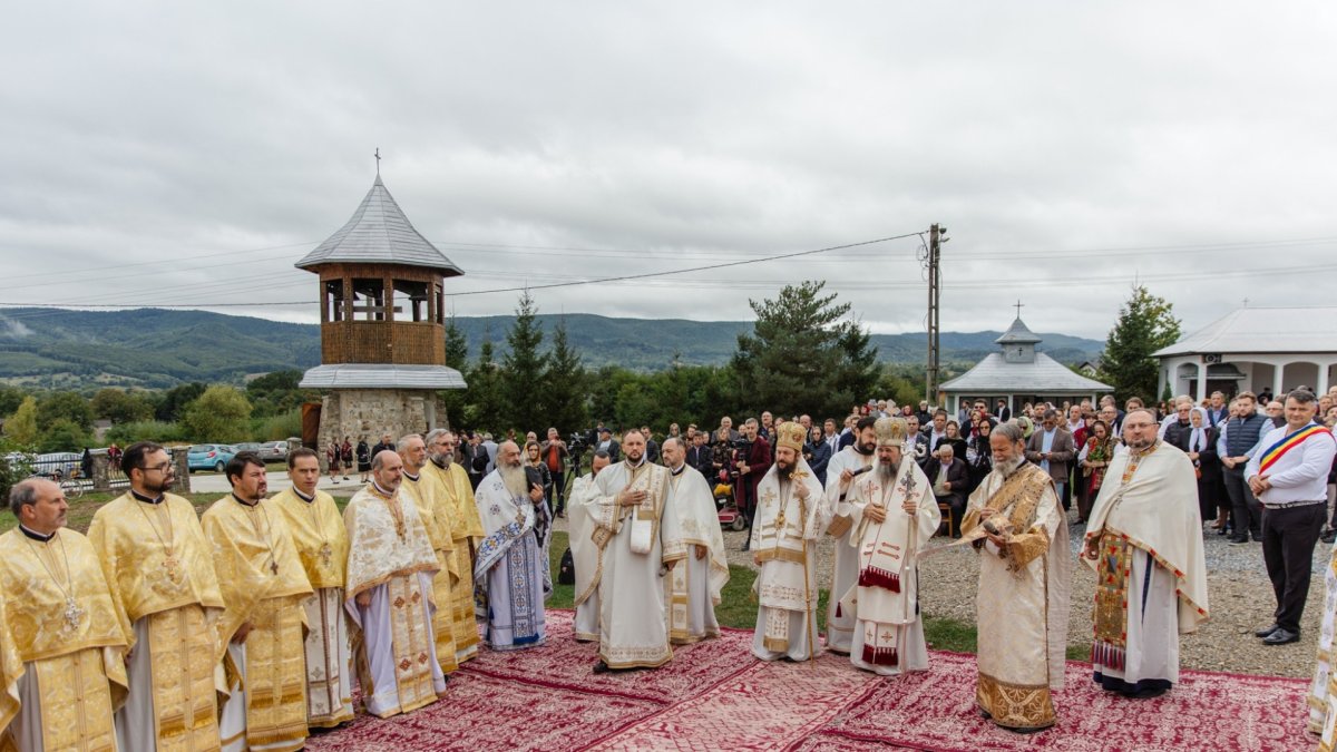 Binecuvântare arhierească la hramul Parohiei „Înălțarea Sfintei Cruci” - Pârteștii de Jos II