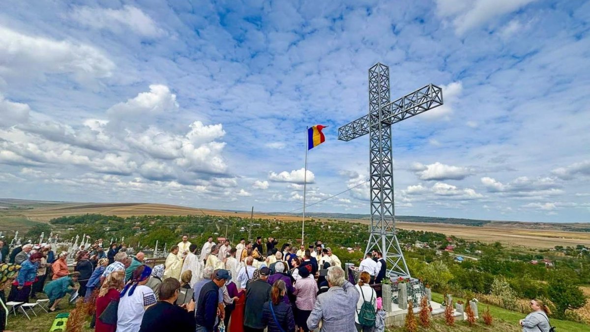 Cruce-monument închinată Eroilor Neamului sfințită în satul Alexandru cel Bun, Iași