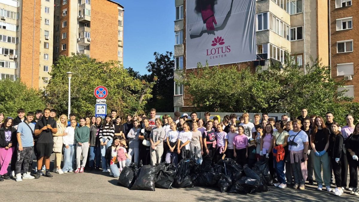 Elevii Liceului Ortodox din Oradea, implicați în Ziua Națională de Curățenie