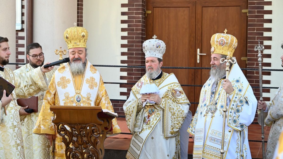 Trei ierarhi au sfințit Biserica „Sfântul Mare Mucenic Dimitrie, Izvorâtorul de Mir”, din Oradea