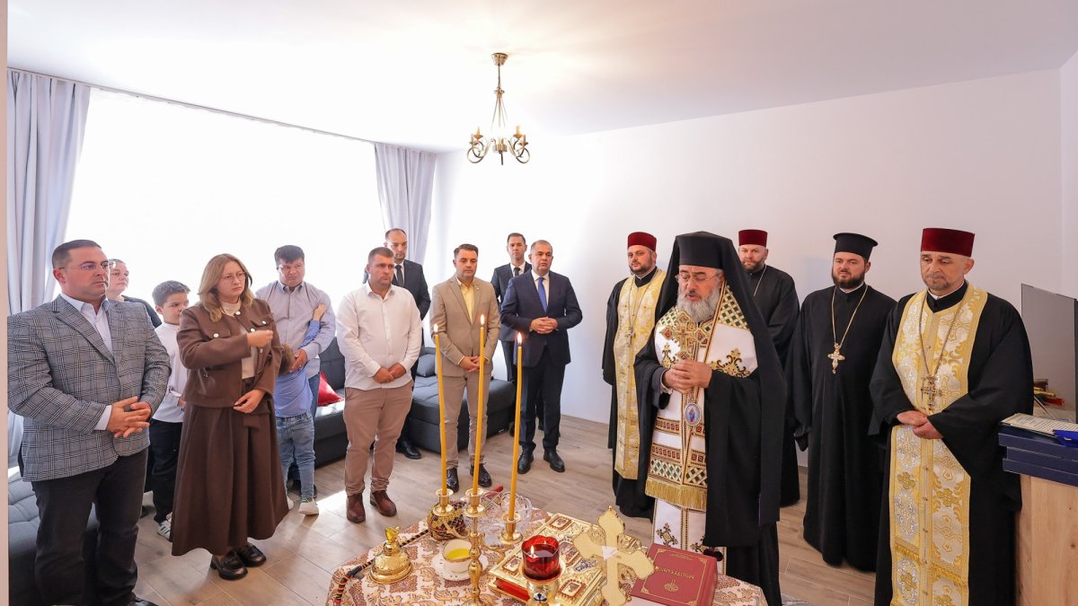 Trei familii sinistrate au primit case noi de la Eparhia Buzăului și Vrancei