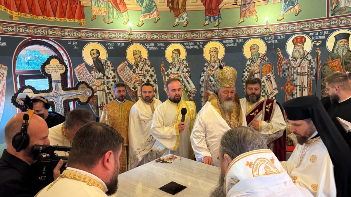 Doi ierarhi au târnosit o biserică nouă din Teleorman