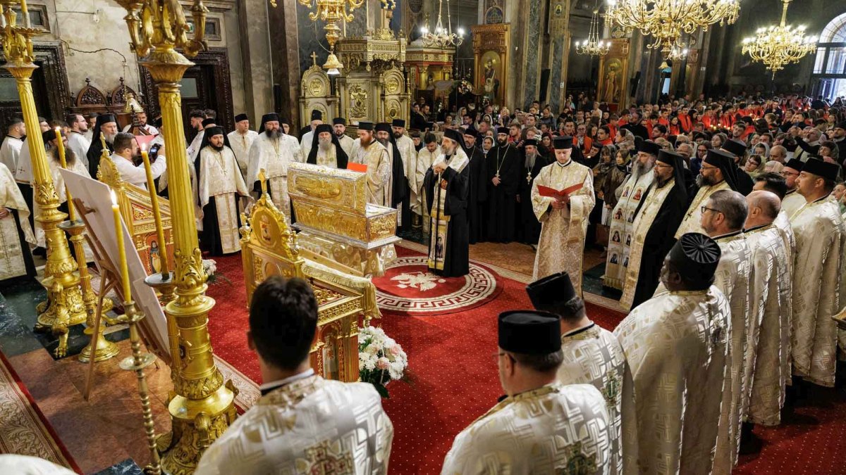 Moaștele Sfântului Paisie de la Sihăstria au ajuns la Catedrala Mitropolitană din Iași