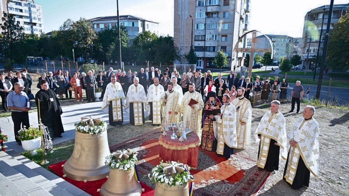 Clopotele bisericii din cartierul orădean Nufărul au fost sfințite