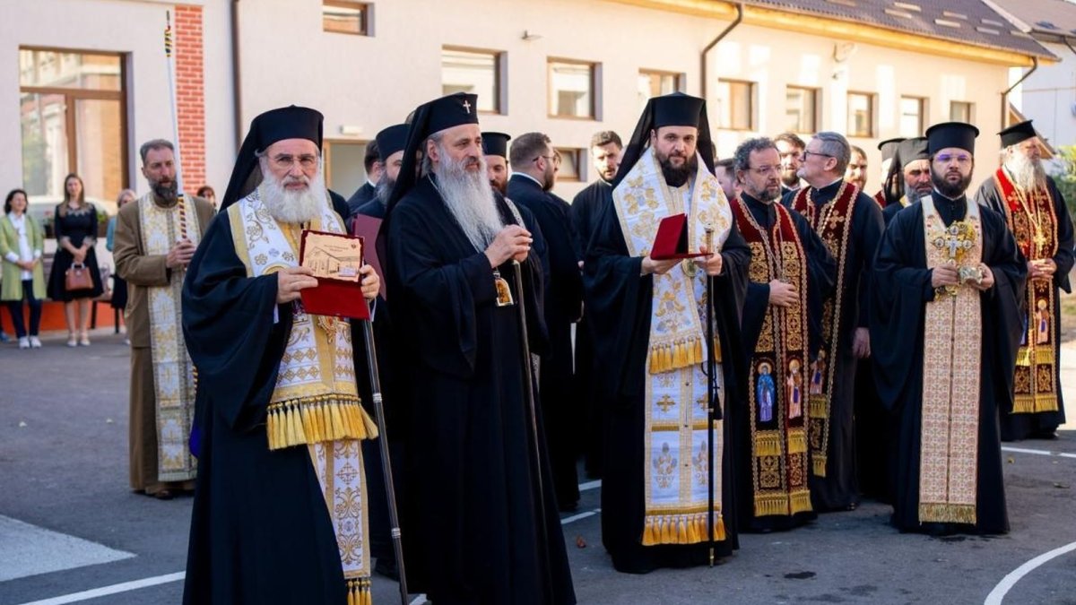 Școala Gimnazială „Mușatinii” din Roman a fost sfințită de trei ierarhi