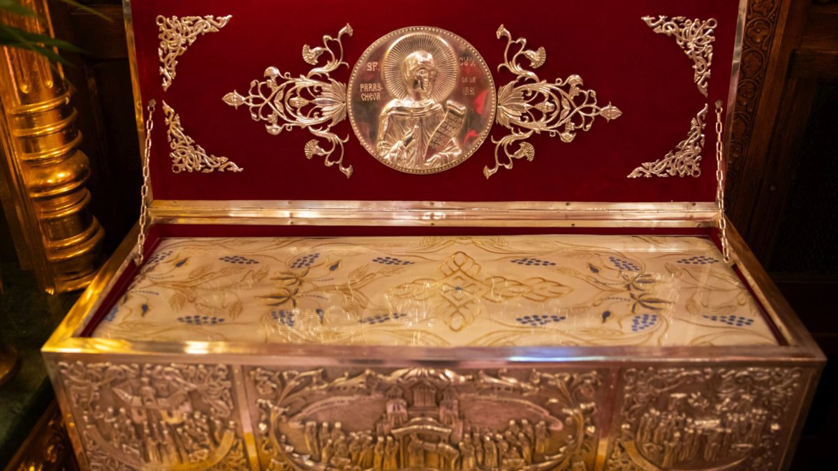 Un veșmânt al Sfintei Parascheva, la Catedrala Patriarhală din București