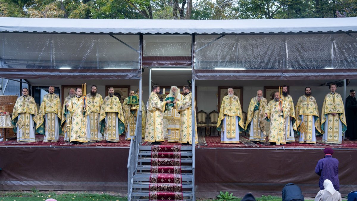 Sfânta Parascheva, cinstită prin slujbă arhierească la Catedrala Arhiepiscopală din Suceava