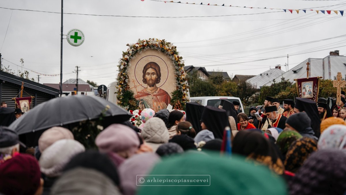 Procesiune cu moaștele Sfântului Ioan cel Nou