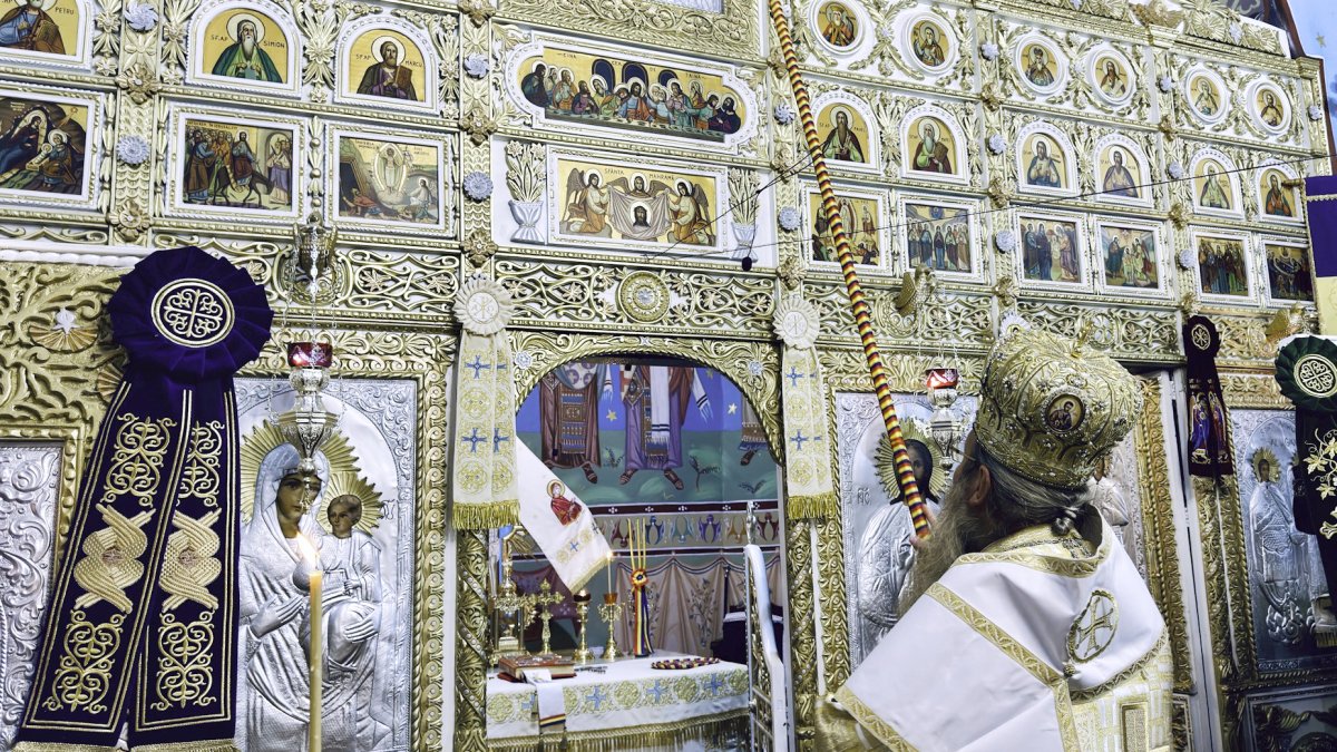 Sfințirea catapetesmei restaurate la biserica din Lădăuți, județul Covasna