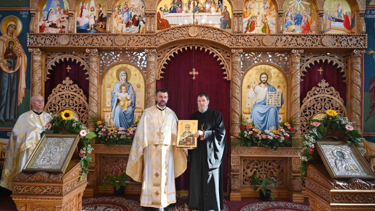 Liturghie arhierească în Parohia Rontău