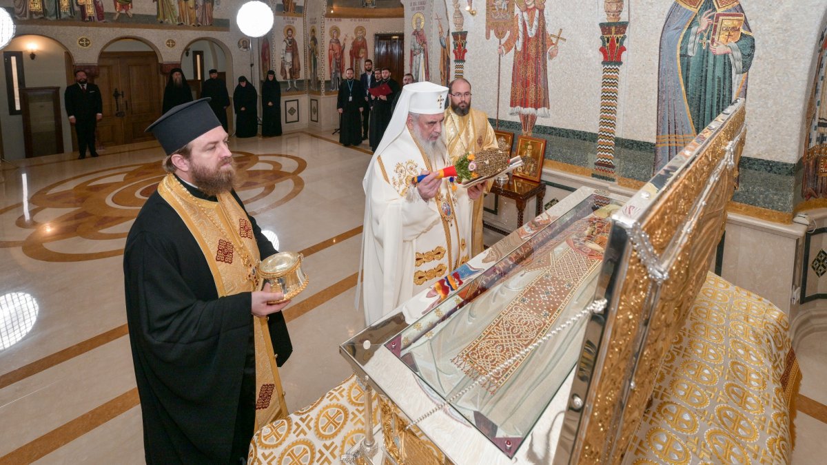 Patriarhul României a sfințit racla cu moaştele Sfântului Constantin Sârbu