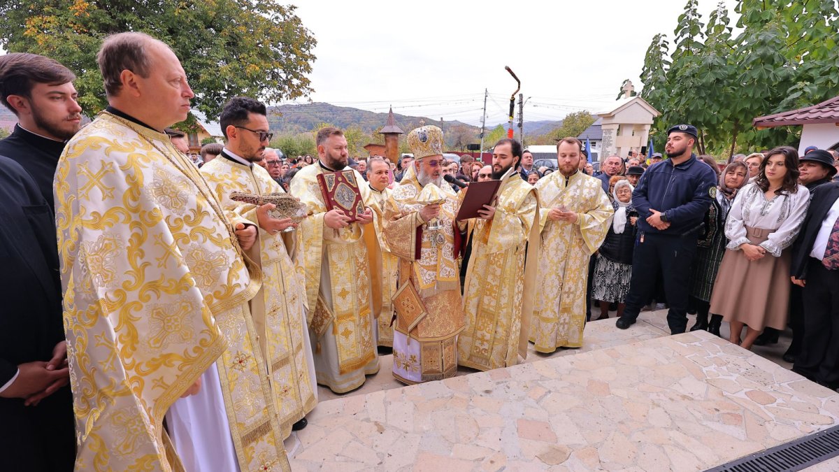 Veșmântul harului pentru biserica Parohiei Vidra din Vrancea