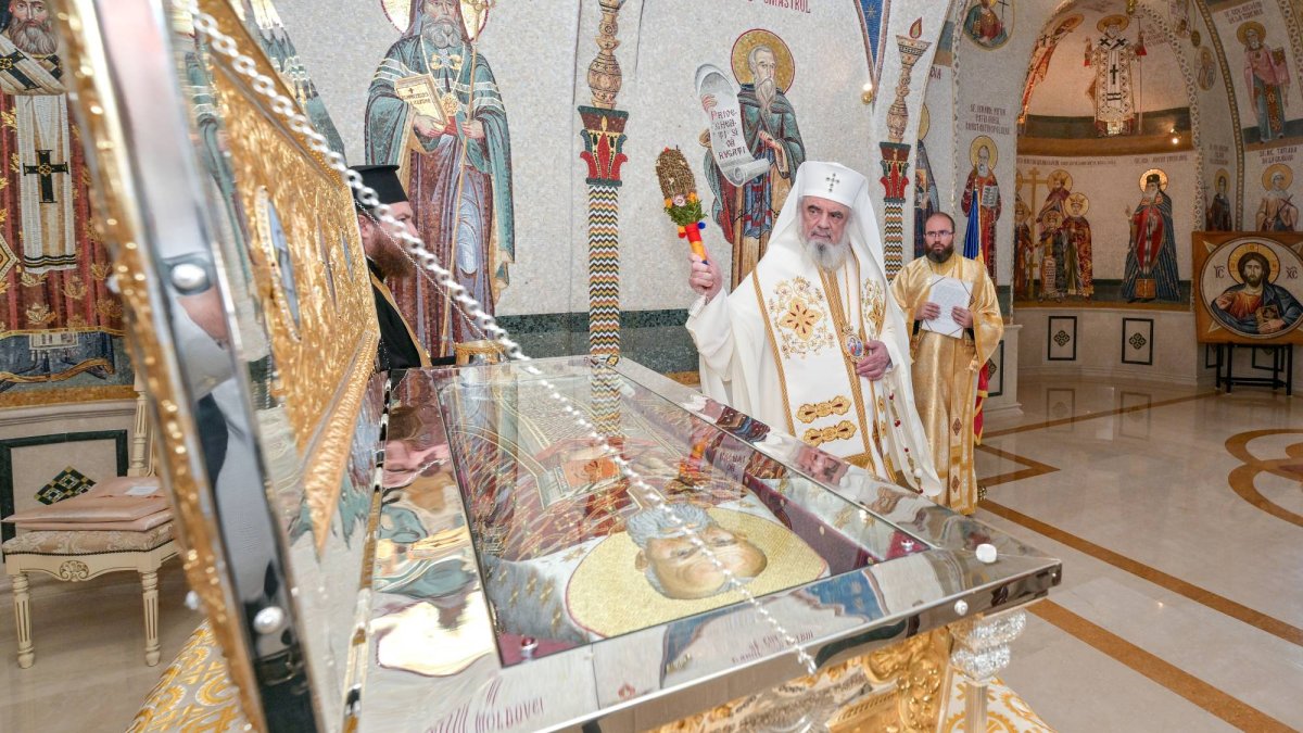 Sclipirile Luminii: Sfinţirea raclei cu cinstitele moaşte ale Sfântului Preot Mucenic Constantin Sârbu