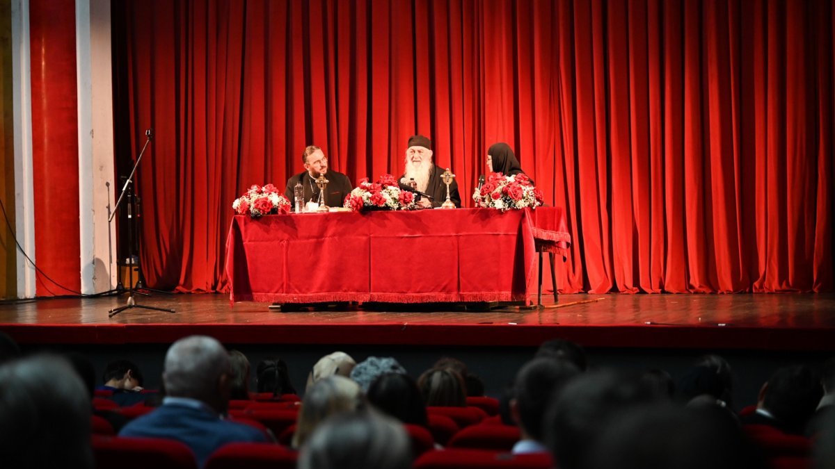 Părintele Zaharia Zaharou a conferenţiat la Deva