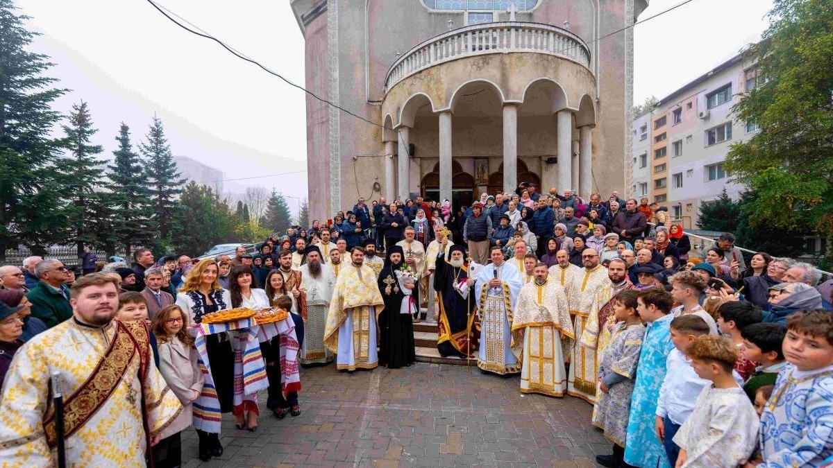 Sfântul Dimitrie a adunat mii de credincioși la Parohia Narcisa din Bacău
