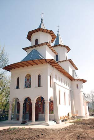 Noi sfinţiri de biserici în Mitropolia Moldovei şi Bucovineiă