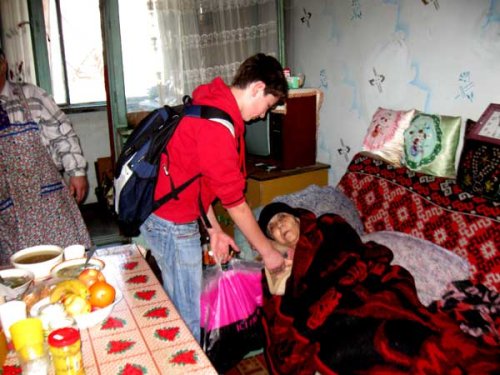 Şcoala „Bogdan Petriceicu Hasdeu“ din Iaşi a derulat Proiectul „Să adoptăm bunici“