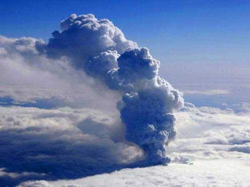 Traficul aerian din Europa este paralizat de erupţia vulcanului din Islanda