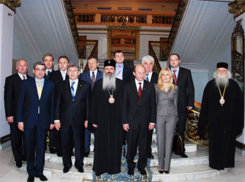 Preşedinţii Traian Băsescu şi Mihai Ghimpu, în vizită la Putna şi la Iaşi