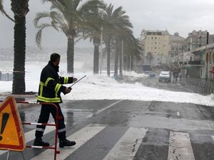 Sudul Franţei, afectat de ninsori şi valuri uriaşe