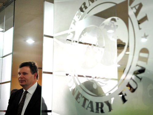 FMI cere Guvernului să facă investiţii din economiile cu salariile şi pensiile