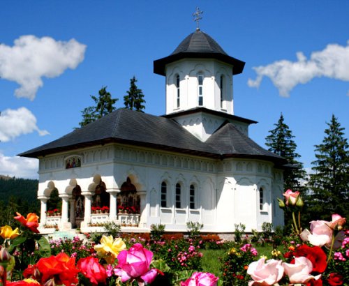 Izvorul Mureşului, mănăstirea din inima României
