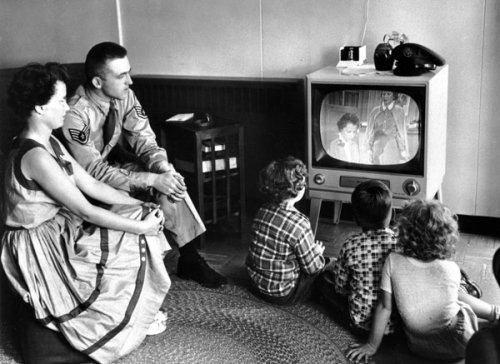 Televizorul nu trebuie să fie „dădaca electronică a copiilor“