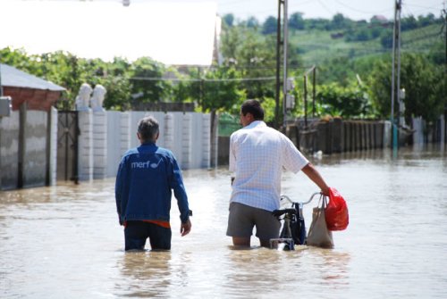 Români din toată ţara trimit ajutoare în zonele lovite de ape