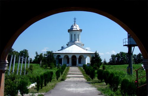 Mănăstirea Balaciu, corabia ancorată la cheiul Ialomiţei