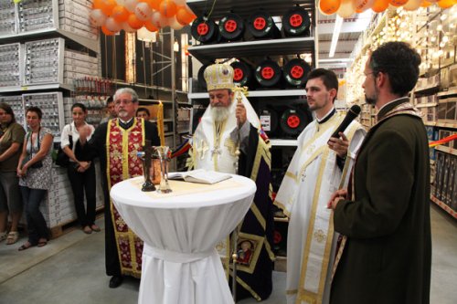 IPS Laurenţiu a sfinţit magazinul OBI din Sibiu