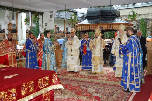 Pelerinii au înveşmântat în rugăciune Mănăstirea Secu