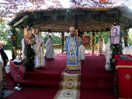 Liturghie arhierească la Mănăstirea Cămărăşasca