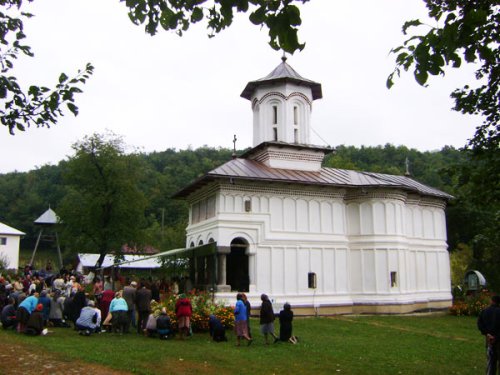Liturghie arhierească la Mănăstirea Logreşti