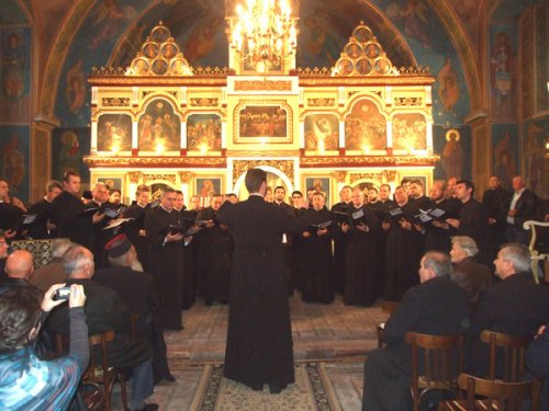 Corala arhiepiscopală a concertat în Parohia Sebiş
