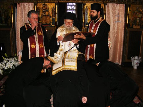 IPS Gherasim a hirotesit întru duhovnic cinci preoţi