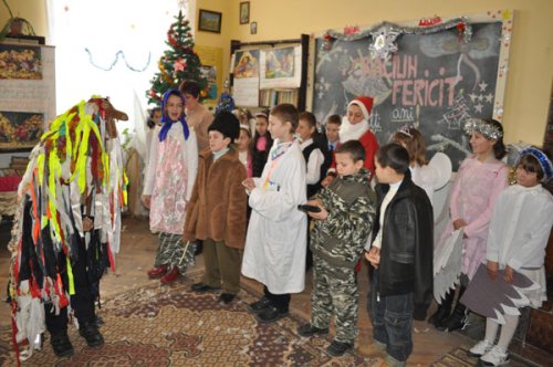 Moş Crăciun a venit anul acesta şi la elevii şcolii din Perieni