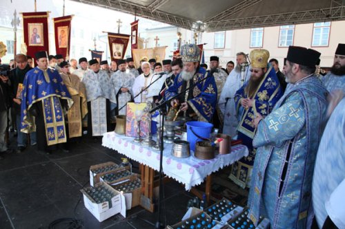 Slujba sfinţirii apei în Piaţa Mare din Sibiu